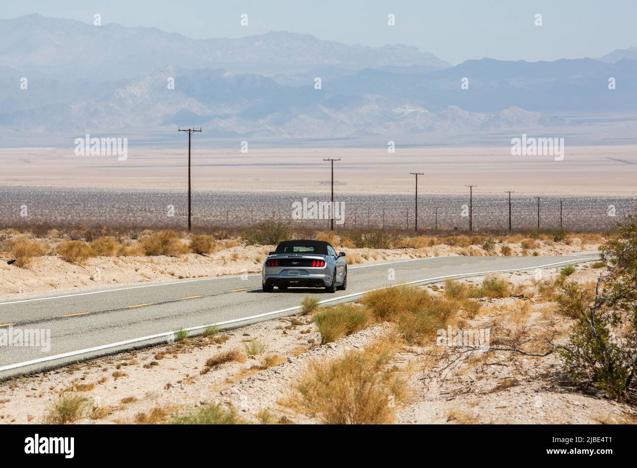 Auto sportiva su una strada desolata in California Foto Stock