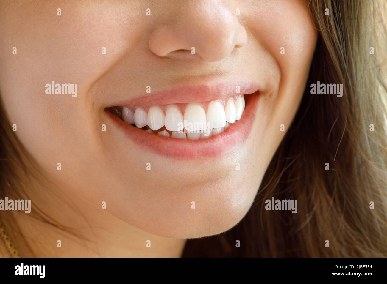 Bellissimo sorriso femminile. Denti bianchi sani di una giovane donna. Foto Stock