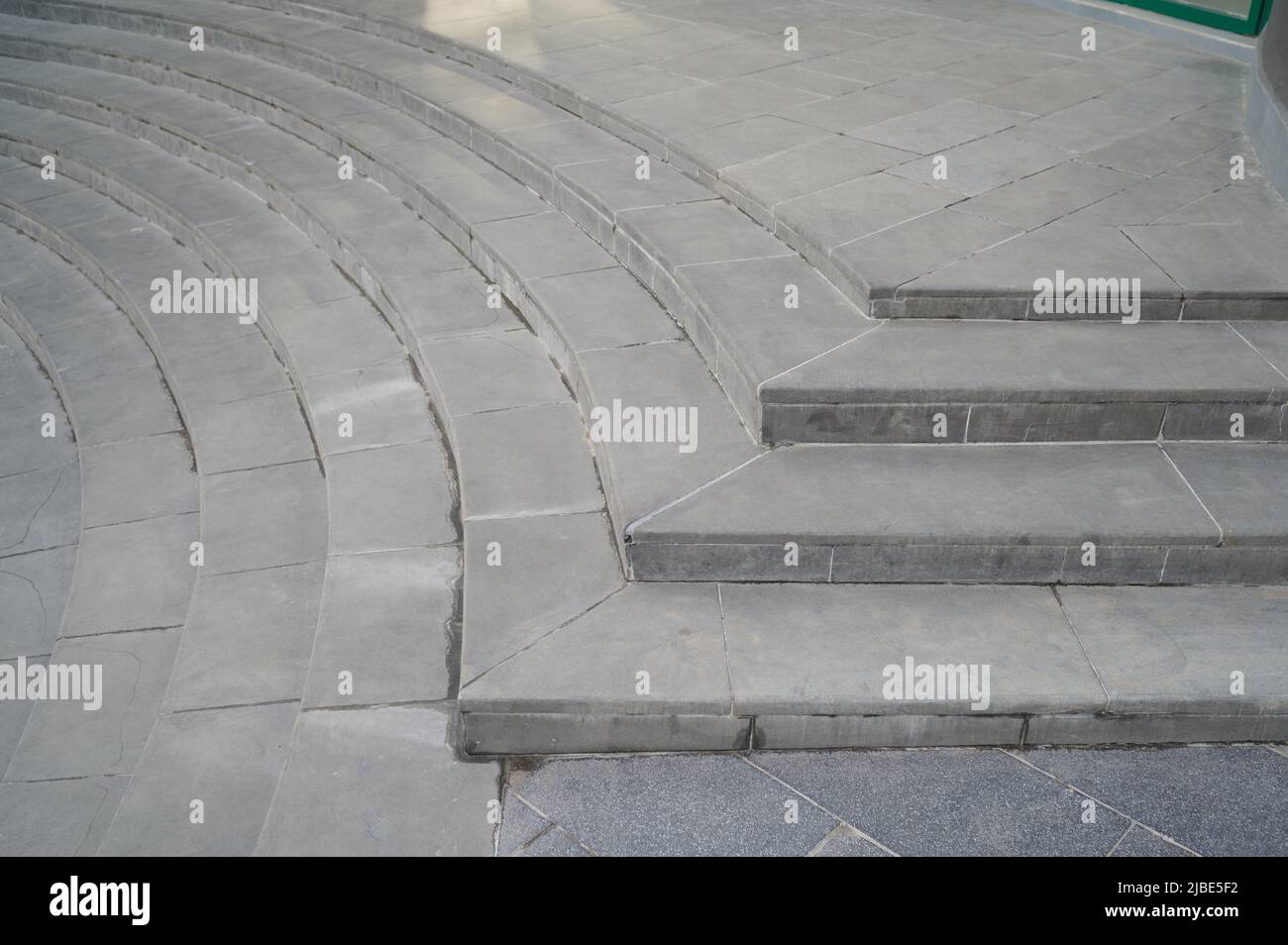 gradini di granito e marmo sulla strada vicino all'edificio Foto Stock