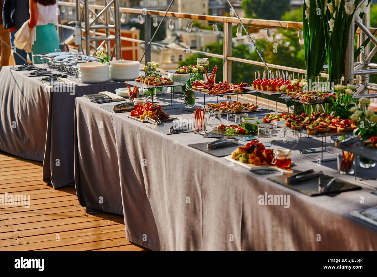 antipasti freddi per un evento con catering, un tavolo con una varietà di prelibatezze in una festa all'aperto Foto Stock