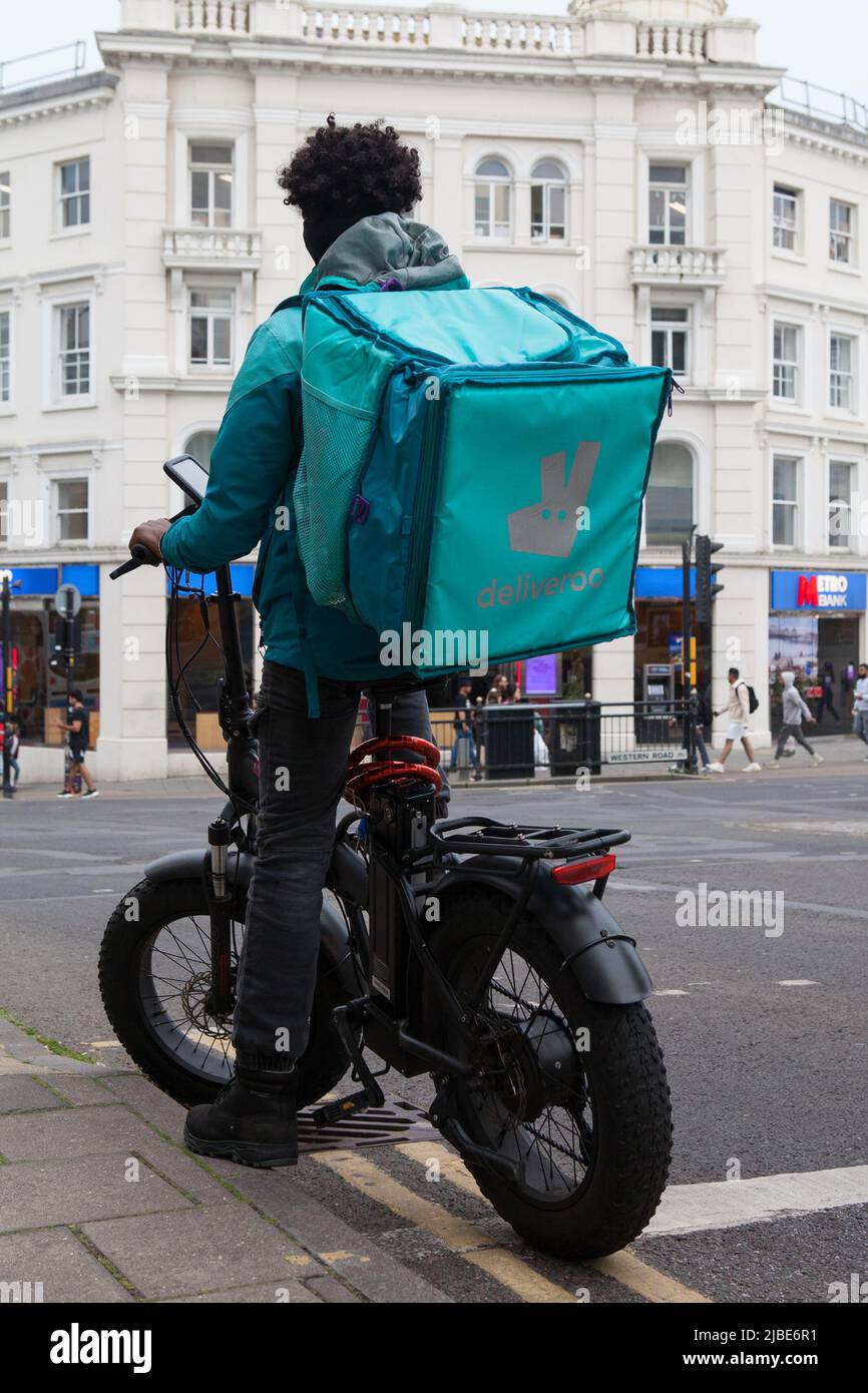 Corriere Deliveroo a Brighton, East Sussex Foto Stock