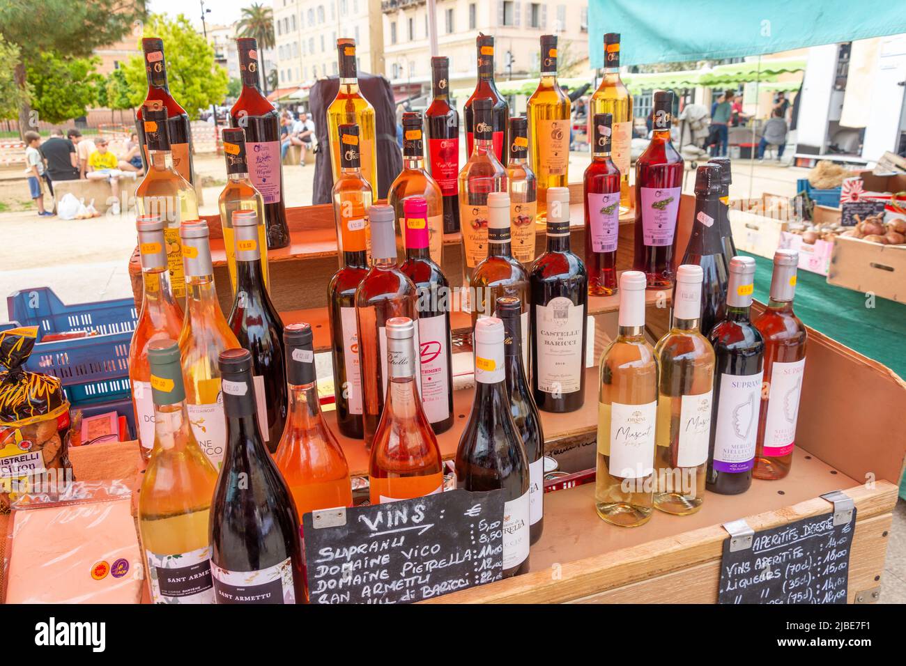 Selezione di vini francesi e corsi in stalla, Marcatu d'Aiacciu, Boulevard du Roi Jerome, Ajaccio Corsica (Corsica), Corse-du-Sud, Francia Foto Stock