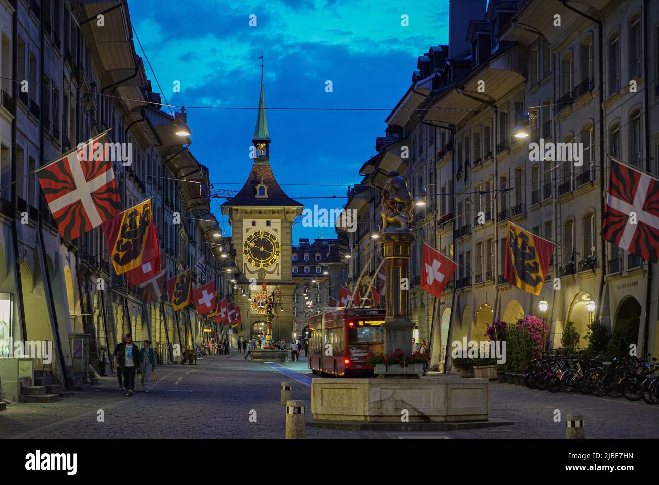 Scena notturna lungo Kramgasse nella città vecchia con la torre dell'orologio Zytglogge. Berna, Svizzera - giugno 2022 Foto Stock