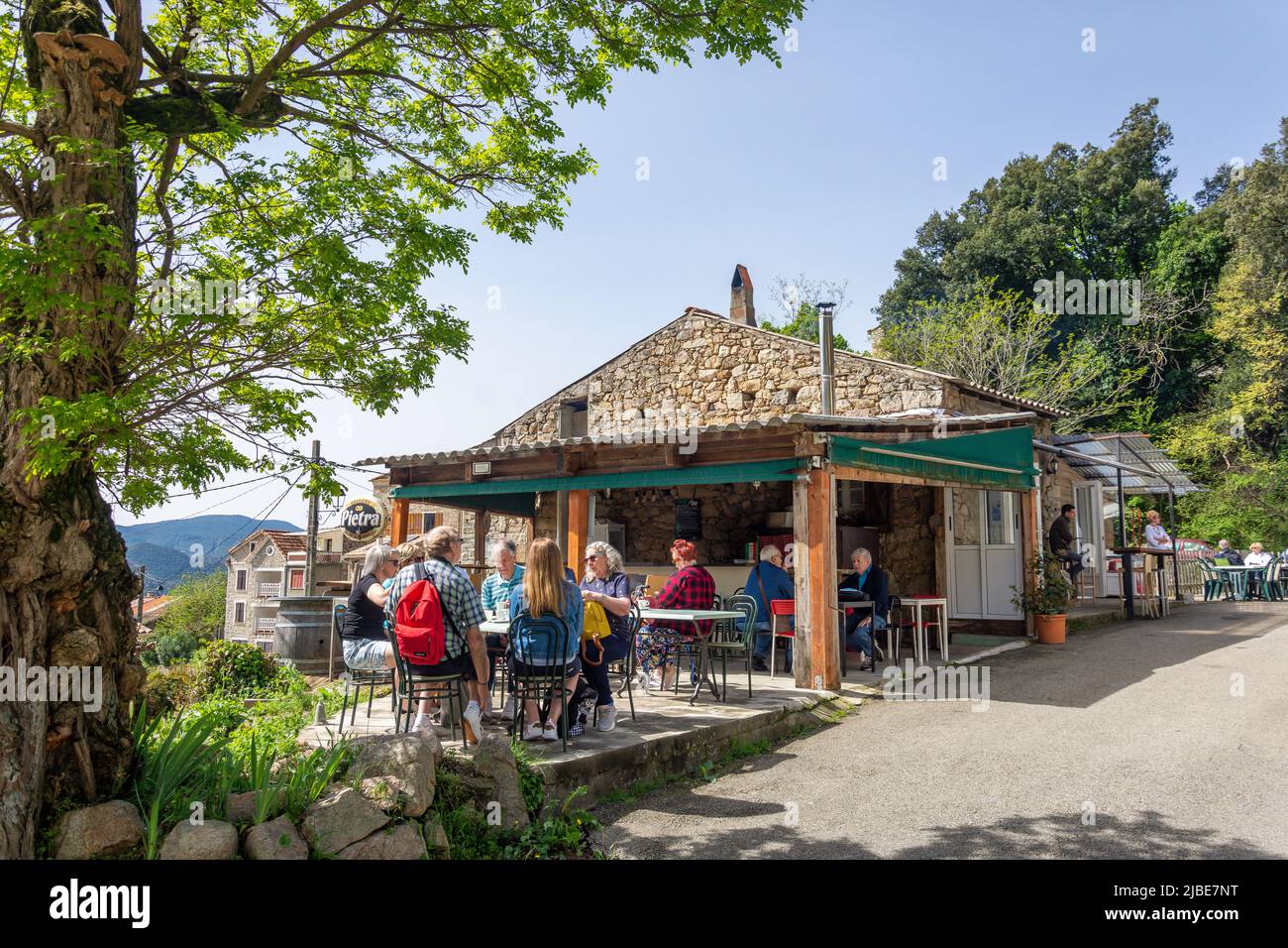 Gruppo bere sulla terrazza, Bar le Soccer, Ocana, Corsica (Corsica), Corse-du-Sud, Francia Foto Stock