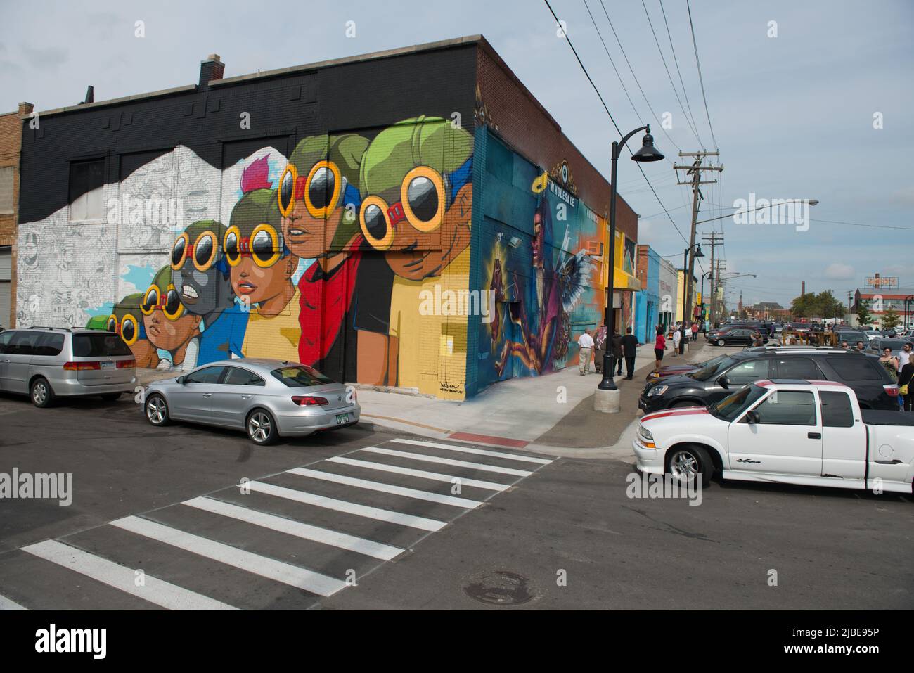 Un murale colorato di sei persone che indossano occhiali da sole che si affacciano sulla strada nel mercato orientale di Detroit. Foto Stock