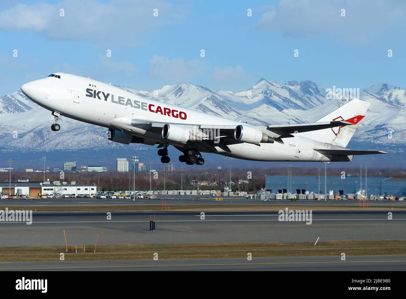 Aereo Skylease CARGO Boeing 747-400 in partenza dall'aeroporto di Anchorage. Aereo 747-400F di Sky Lease Cargo durante il decollo. Quattro motori in aereo. Foto Stock