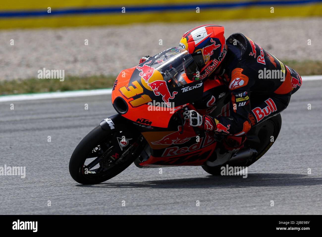 Barcellona, Spagna. 4th giugno 2022. Adrian Fernandez dalla Spagna della Red Bull KTM Tech3 con KTM durante le prove libere Moto3 del Gran Premi Monster Energy de Catalunya al circuito di Barcellona-Catalunya a Barcellona. (Credit Image: © David Ramirez/DAX via ZUMA Press Wire) Foto Stock