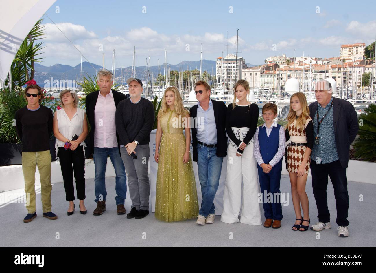 74th Festival del film di Cannes, Francia - Fotocall 'Flag Day' con: Katheryn Winnick, Sean Penn, Dylan Penn, Jaydon Rylee, Beckham Crawford Jennifer Vogel, Danny Moder, Joseph Vitarelli, Fernando Sulichin, William Horberg dove: Cannes, Francia quando: 11 lug 2021 credito: Pat Denton/WENN Foto Stock