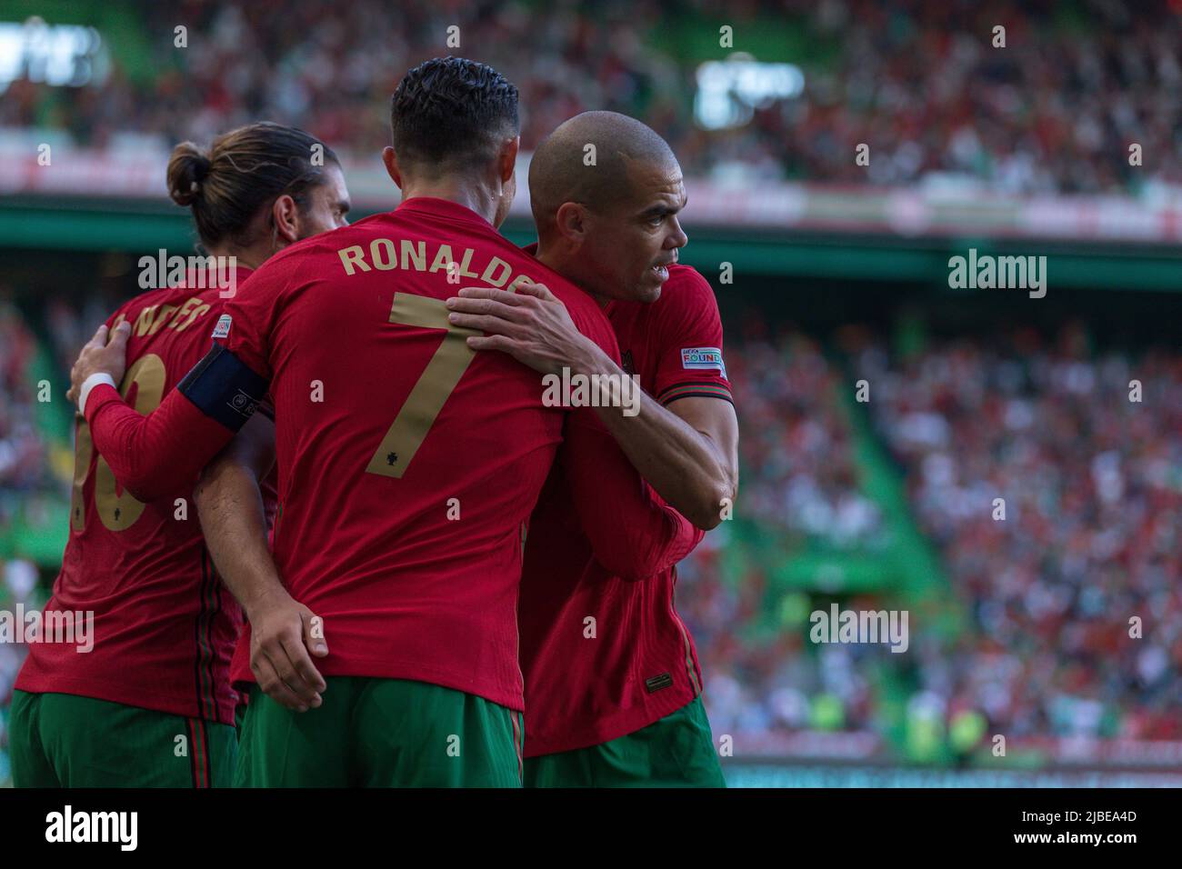 Giugno 05, 2022. Lisbona, Portogallo. Il Portogallo e Manchester United Forward Cristiano Ronaldo (7) festeggiano con il centrocampista portoghese e Wolverhampton Ruben Neves (18) e con il difensore di PortugalÕs e Porto Pepe (3) dopo aver segnato un gol durante il torneo finale della Lega delle Nazioni UEFA tra Portogallo e Svizzera Credit: Alexandre de Sousa/Alamy Live News Foto Stock