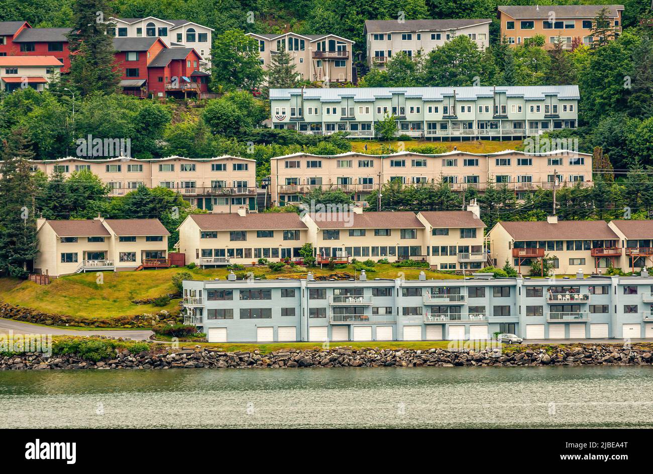 Juneau, Alaska, Stati Uniti d'America - 19 luglio 2011: Primo piano di linee di stile simili colorate ma diverse di case in sviluppo lungo il canale Gastineau. Separato Foto Stock