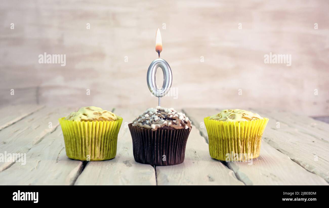 Buon compleanno muffin con candele con il numero. Spazio per la copia della scheda con torte per Complimenti. Foto Stock