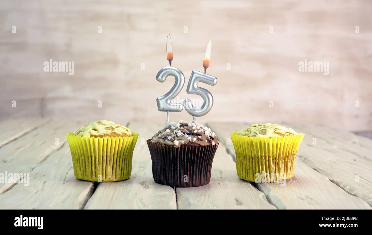 Buon compleanno muffin con candele con il numero. Spazio per la copia della scheda con torte per Complimenti. Foto Stock