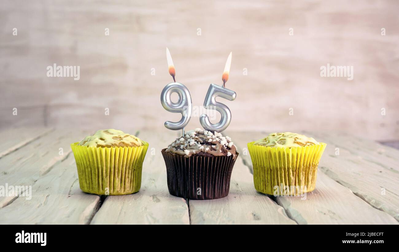 Buon compleanno muffin con candele con il numero. Spazio per la copia della scheda con torte per Complimenti. Foto Stock