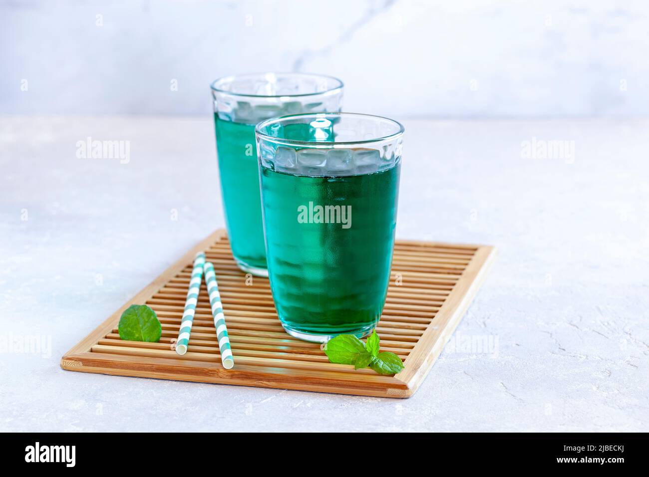 Due bicchieri di diabolo menthe, popolare bevanda analcolica mista francese Foto Stock