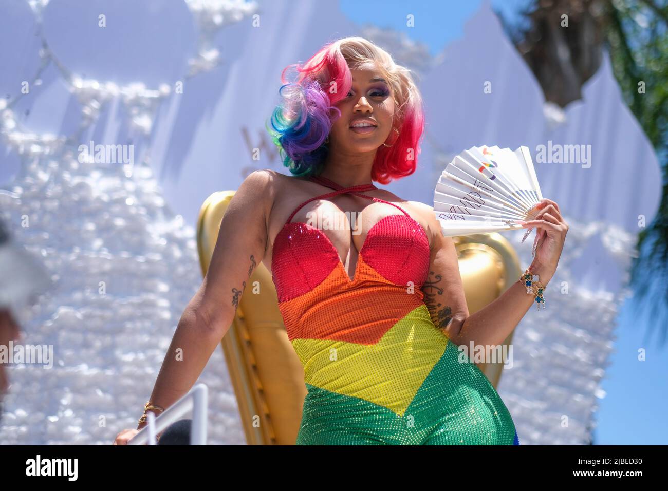 Los Angeles, California, Stati Uniti. 5th giugno 2022. Cardi B partecipa alla WEHO Pride Parade di West Hollywood domenica 5 giugno 2022. (Credit Image: © Ringo Chiu/ZUMA Press Wire) Foto Stock