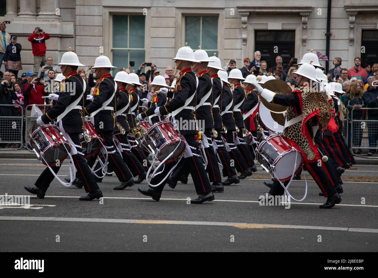 Londra, Regno Unito. 5th giugno 2022. Un batteriatore militare passa vicino mentre il Platinum Jubilee Pageant si tiene nel centro di Londra per segnare i 70 anni di sua Maestà sul trono. La sfilata del 3km è condotta dalla vettura di stato d'oro, una carrozza di 260 anni che portò la Regina da e per la sua incoronazione nel 1953. Credit: Kiki Streitberger / Alamy Live News Foto Stock