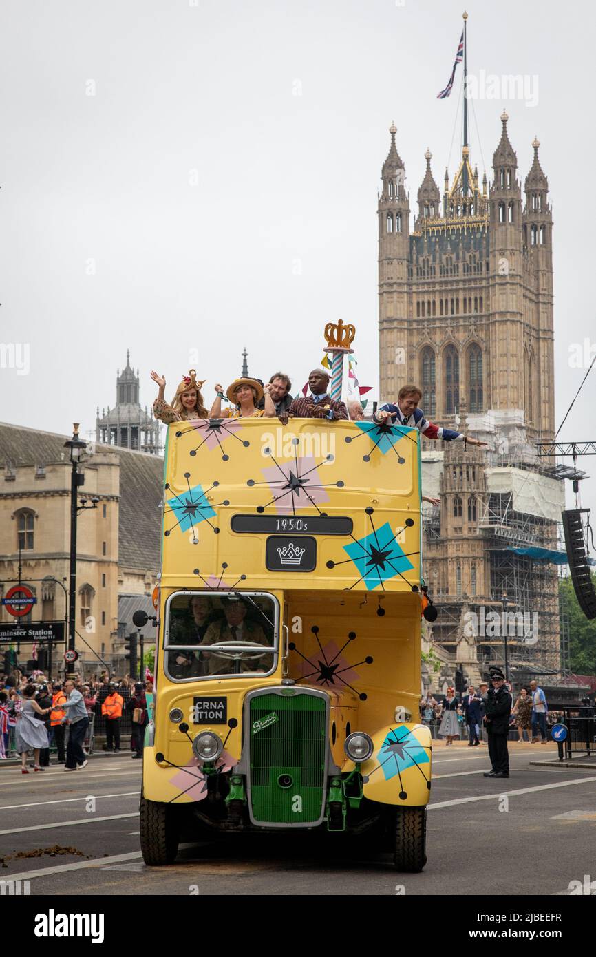 Londra, Regno Unito. 5th giugno 2022. Sir Cliff Richard e Chris Eubank sono in cima a un autobus a due piani per celebrare il 1950s come parte del Platinum Jubilee Pageant che si tiene nel centro di Londra per segnare i 70 anni di sua Maestà sul trono. La sfilata del 3km è condotta dalla vettura di stato d'oro, una carrozza di 260 anni che portò la Regina da e per la sua incoronazione nel 1953. Credit: Kiki Streitberger / Alamy Live News Foto Stock