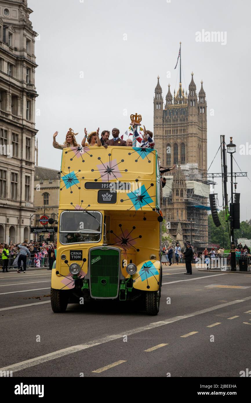 Londra, Regno Unito. 5th giugno 2022. Sir Cliff Richard e Chris Eubank sono in cima a un autobus a due piani per celebrare il 1950s come parte del Platinum Jubilee Pageant che si tiene nel centro di Londra per segnare i 70 anni di sua Maestà sul trono. La sfilata del 3km è condotta dalla vettura di stato d'oro, una carrozza di 260 anni che portò la Regina da e per la sua incoronazione nel 1953. Credit: Kiki Streitberger / Alamy Live News Foto Stock