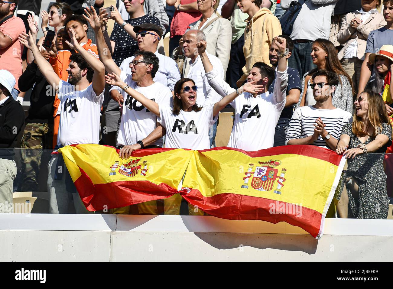 Parigi, Francia - 05/06/2022, gli spettatori (tifosi, tifosi) mostrano il loro sostegno al Rafael Nadal spagnolo con bandiere spagnole e al Vamos Rafa scritto sulla loro maglietta durante la finale dell'Open Francese tra Rafael Nadal e Casper Ruud, torneo di tennis Grand Slam del 5 giugno 2022 allo stadio Roland-Garros di Parigi, Francia - Foto: Victor Joly/DPPI/LiveMedia Foto Stock