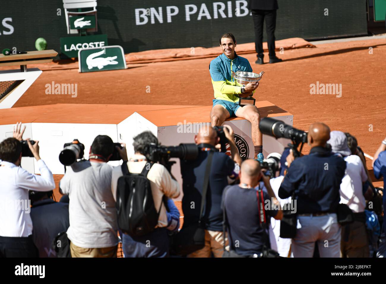 Parigi, Francia - 05/06/2022, Rafael 'Rafà Nadal di Spagna riceve il Trofeo dei moschettieri ('la Coupe des Mousquetaires') dopo la finale dell'Open francese contro Casper Ruud e pone per i fotografi di sport stampa, torneo di tennis Grand Slam il 5 giugno 2022 allo stadio Roland-Garros di Parigi, Francia - Foto: Victor Joly/DPPI/LiveMedia Foto Stock