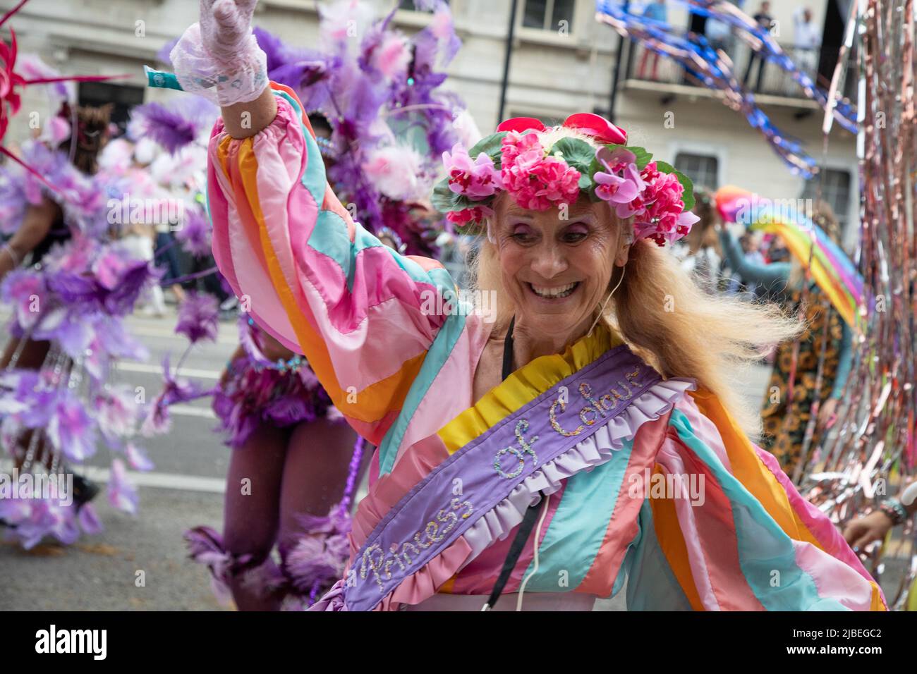 Londra, Regno Unito. 5th giugno 2022. Un interprete al Platinum Jubilee Pageant che si è tenuto nel centro di Londra per celebrare i 70 anni di sua Maestà sul trono. La sfilata del 3km è condotta dalla vettura di stato d'oro, una carrozza di 260 anni che portò la Regina da e per la sua incoronazione nel 1953. Credit: Kiki Streitberger / Alamy Live News Foto Stock