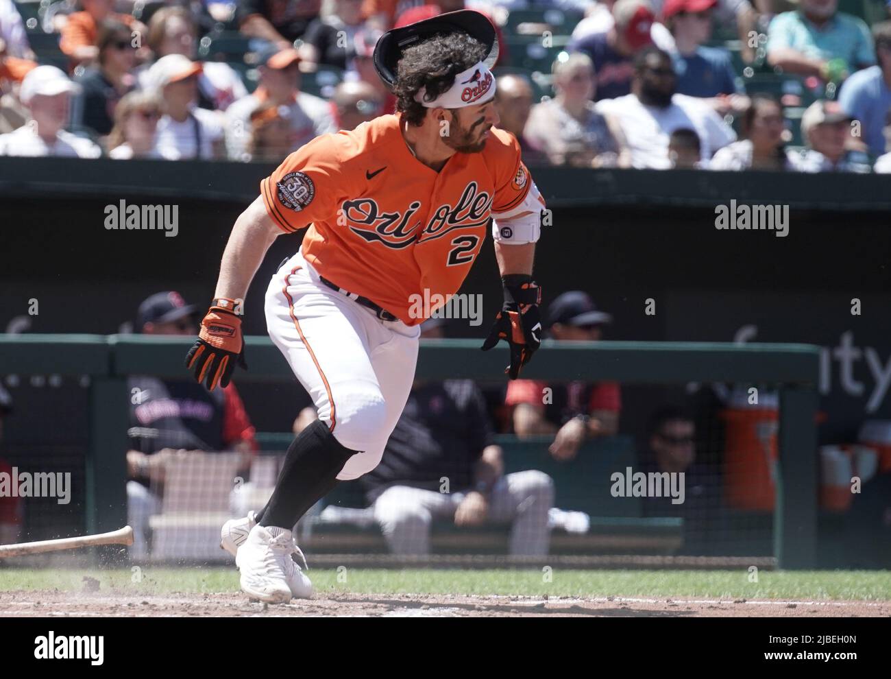 Baltimora, Stati Uniti. 05th giugno 2022. BALTIMORE, MD - 05 GIUGNO: Baltimore Orioles centro fielder Ryan McKenna (26) scamper prima meno il suo casco durante una partita MLB tra i Baltimore Orioles e i Cleveland Guardians, il 05 giugno 2022, all'Orioles Park a Camden Yards, a Baltimora, Maryland. (Foto di Tony Quinn/SipaUSA) Credit: Sipa USA/Alamy Live News Foto Stock