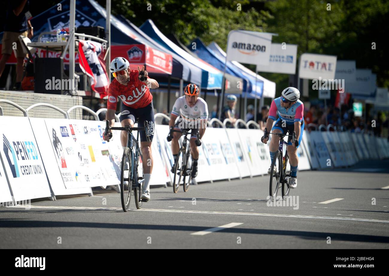 STATI UNITI - 5 giugno 2022: La 2022 Armed Forces Cycling Classic Clarendon Cup il re del criterium bike racing è la seconda gara della serie Foto Stock