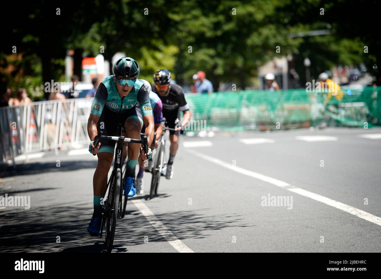 STATI UNITI - 5 giugno 2022: La 2022 Armed Forces Cycling Classic Clarendon Cup il re del criterium bike racing è la seconda gara della serie Foto Stock