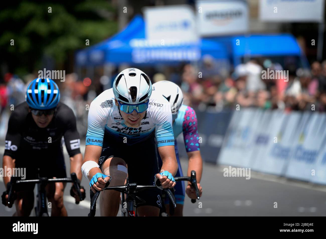 STATI UNITI - 5 giugno 2022: La 2022 Armed Forces Cycling Classic Clarendon Cup il re del criterium bike racing è la seconda gara della serie Foto Stock