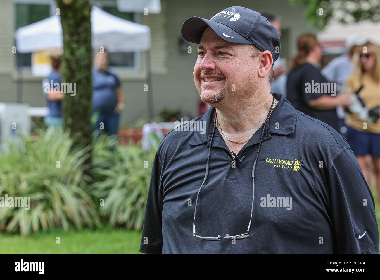 St. Petersburg, FL. USA; Charles Gallagher, avvocato e padre di Caroline viene intervistato da una rete televisiva locale durante una raccolta fondi il 4 giugno 2022. C&C Lemonade Factory Lemonade Stand è stato avviato sei anni fa per raccogliere fondi e sensibilizzare per la ricerca pediatrica sul cancro. Tutti i fondi raccolti vanno al Johns Hopkins All Children's Hospital e alla Alex's Lemonade Stand Foundation. (Kim Hukari/immagine dello sport) Foto Stock