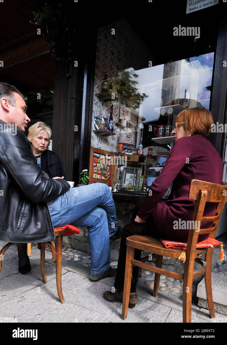 I bosniaci si godono seduti in piccoli caffè e socializzare. Sarajevo, Bosnia-Erzegovina. Foto Stock