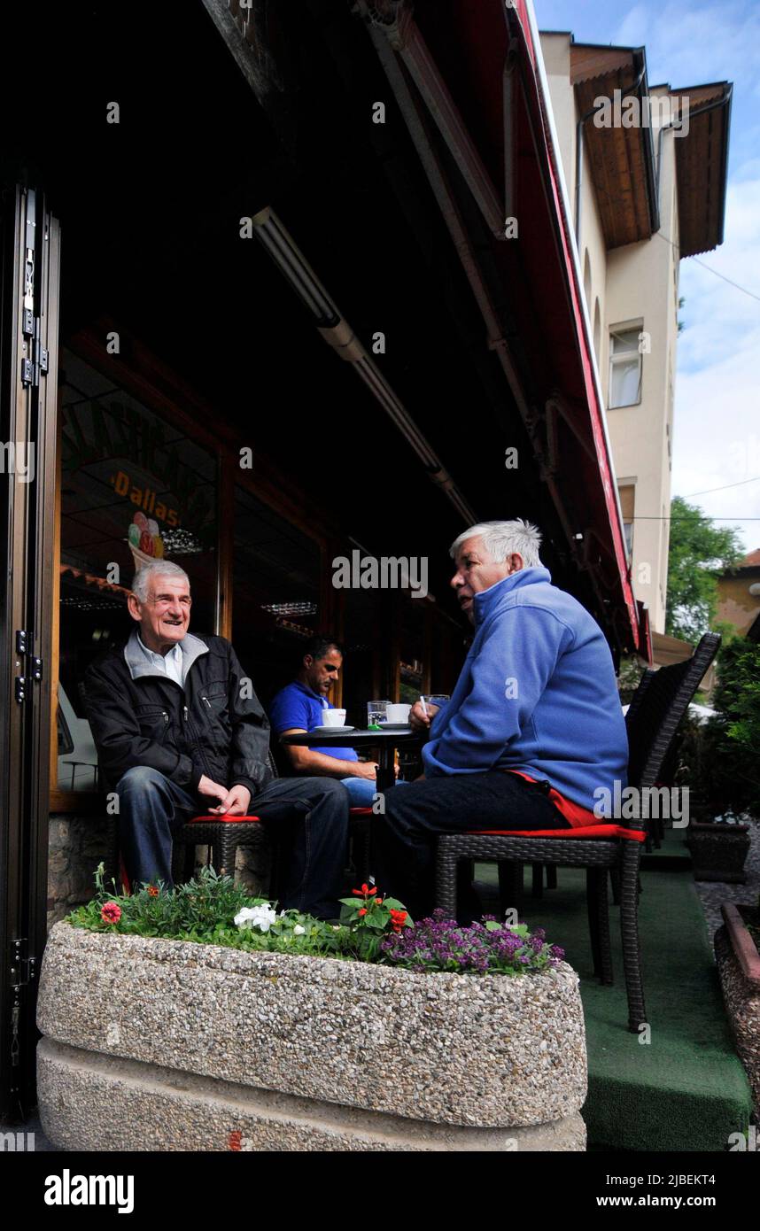I bosniaci si godono seduti in piccoli caffè e socializzare. Sarajevo, Bosnia-Erzegovina. Foto Stock