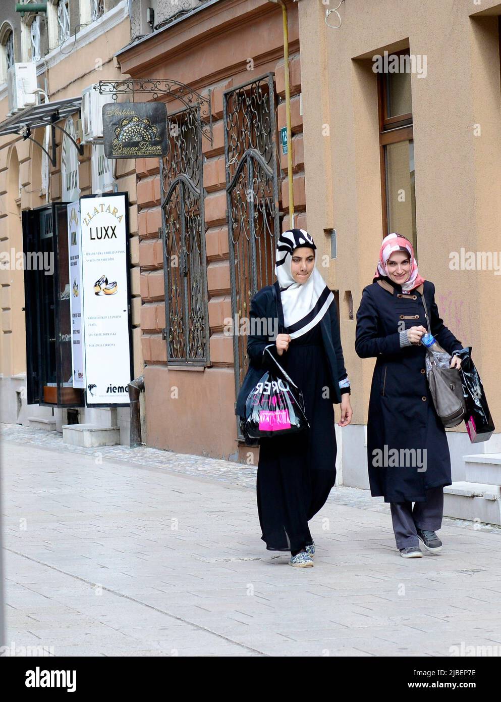 Donna bosniaca shopping nel centro di Sarajevo, Bosnia-Erzegovina. Foto Stock