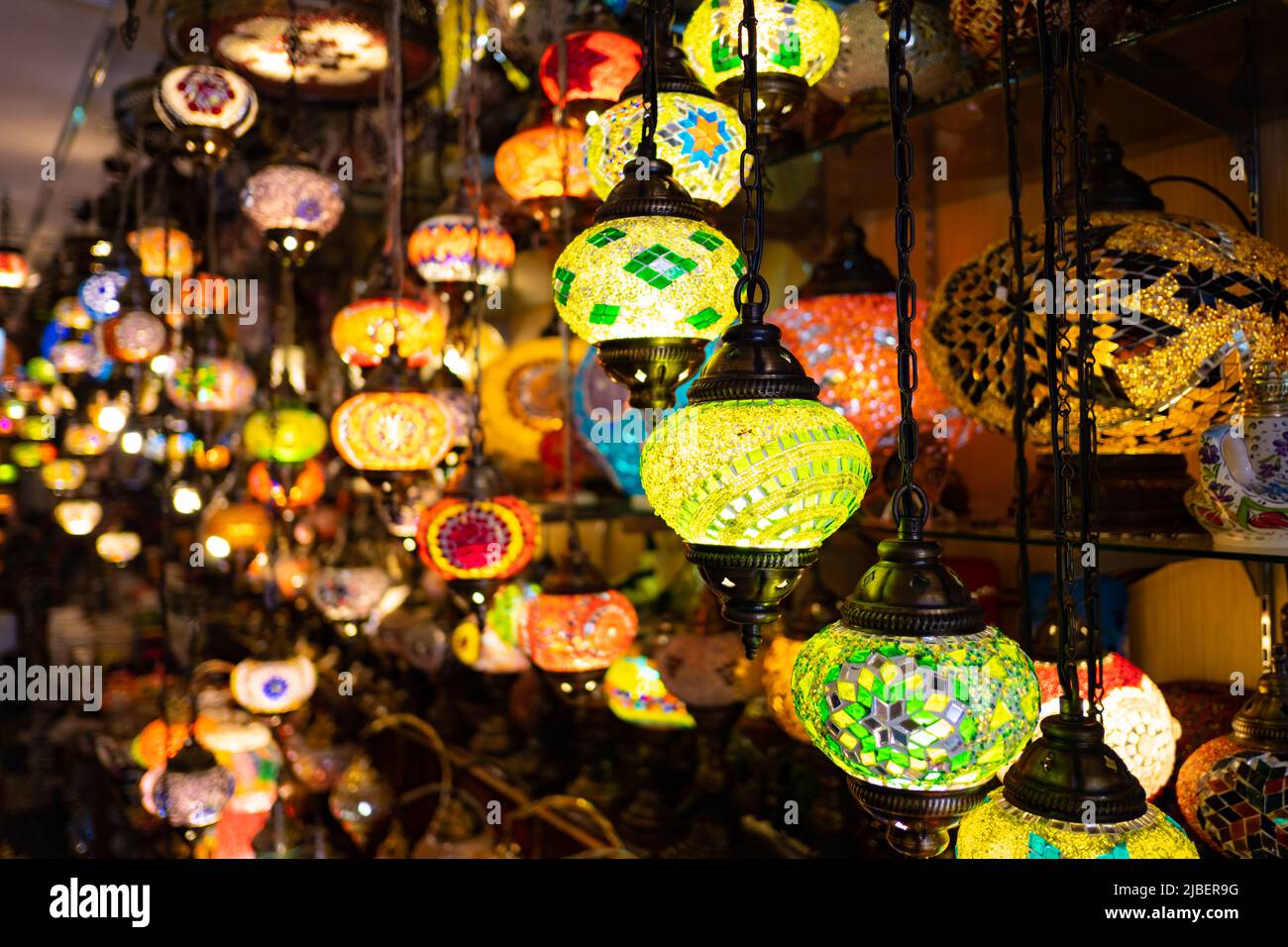 Lampade turche colorate e lanterne appese in un negozio di lampade per la  vendita Foto stock - Alamy