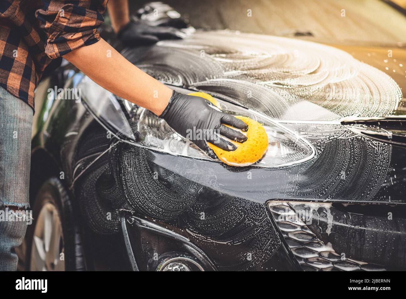 Lavaggio della vettura nera. Concetto di pulizia auto e cura auto Foto  stock - Alamy
