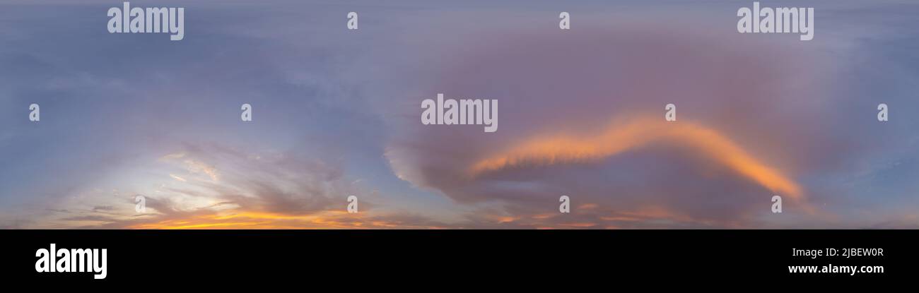 Panorama di un cielo blu scuro al tramonto con le nuvole rosa di Cumulus. Panorama hdr 360 senza giunture in formato equangolare sferico. Zenith completa per 3D Foto Stock