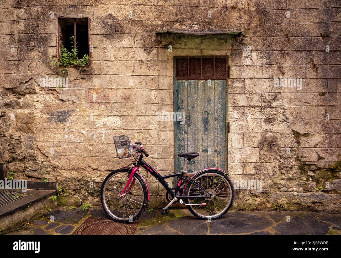 Bicicletta di fronte alla porta intemperie delle cinque Terre, che consiste di cinque bei villaggi sul mare collegati da sentieri escursionistici sulla scogliera Foto Stock
