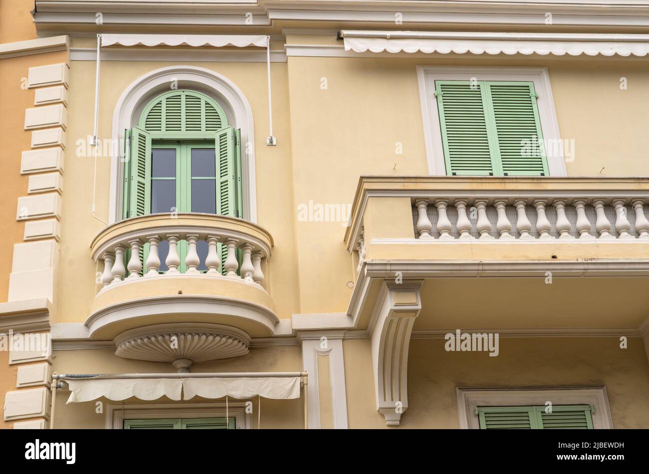 Finestre splendidamente arredate con colonne e balconi a Monaco, Francia Foto Stock