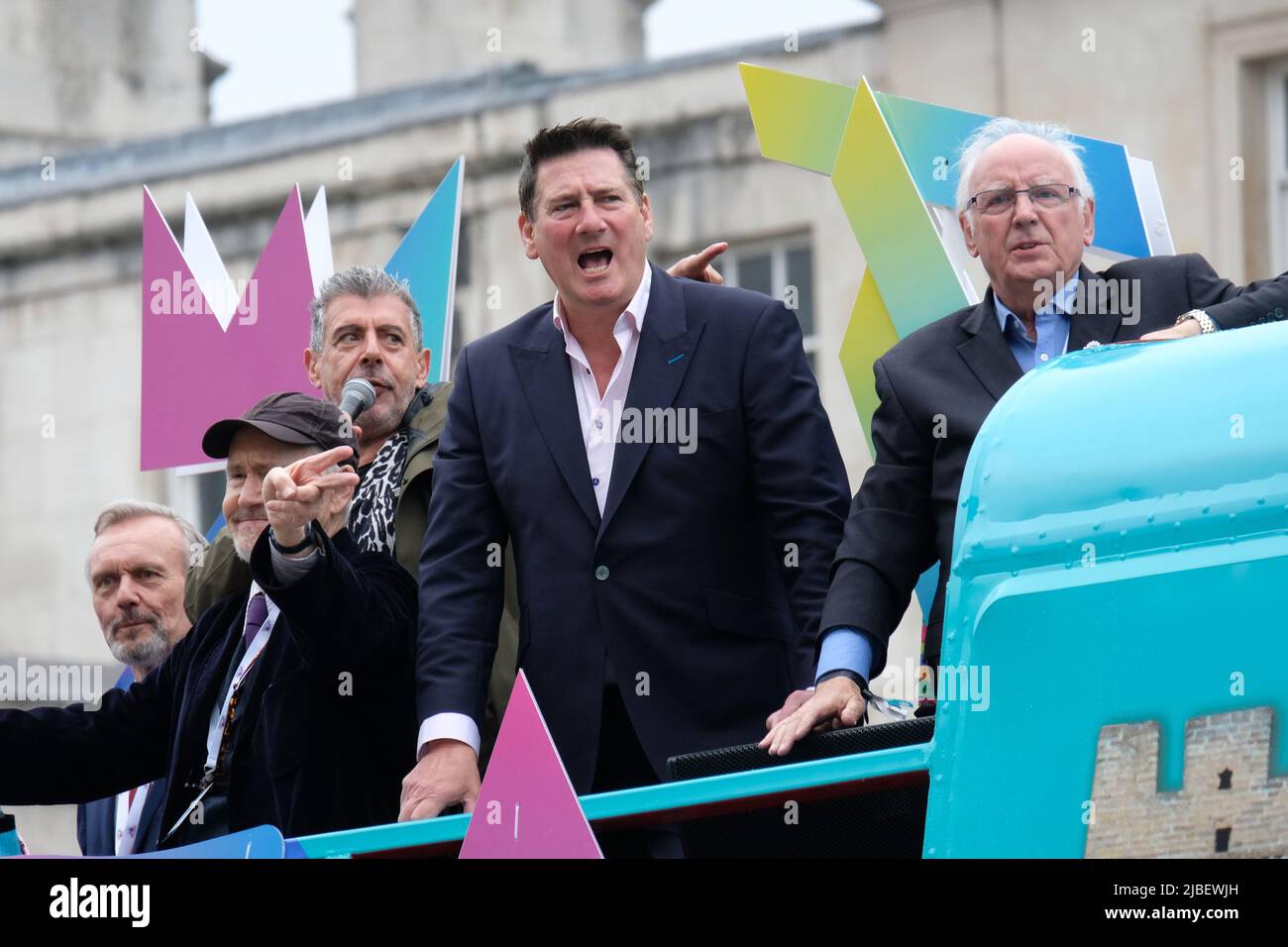 Londra, Regno Unito, 5th giugno 2022. Tony Hadley della fama del balletto di Spandau e Pete Waterman guarda fuori da un autobus scoperto che rappresenta il 1980s durante l'ultimo giorno delle celebrazioni del Giubileo del platino, dove una pagea ha avuto luogo lungo un percorso di tre chilometri, che segna il regno della Regina dei 70 anni. Il concorso era costituito da quattro parti, e includeva la rappresentanza militare, elementi culturali negli ultimi settant'anni e anche figure pubbliche, gruppi di comunità e un finale di fronte a Buckingham Palace. Credit: Undicesima ora Fotografia/Alamy Live News Foto Stock