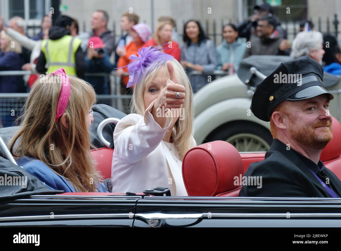 Londra, Regno Unito, 5th giugno 2022. Il modello Twiggy dà un pollice-up alla folla nell'ultimo giorno delle celebrazioni del Giubileo del platino, quando una pageant ha avuto luogo lungo un percorso di tre chilometri, segnando il regno di 70 anni della regina. Il concorso era costituito da quattro parti, e includeva la rappresentanza militare, elementi culturali negli ultimi settant'anni e anche figure pubbliche, gruppi di comunità e un finale di fronte a Buckingham Palace. Credit: Undicesima ora Fotografia/Alamy Live News Foto Stock