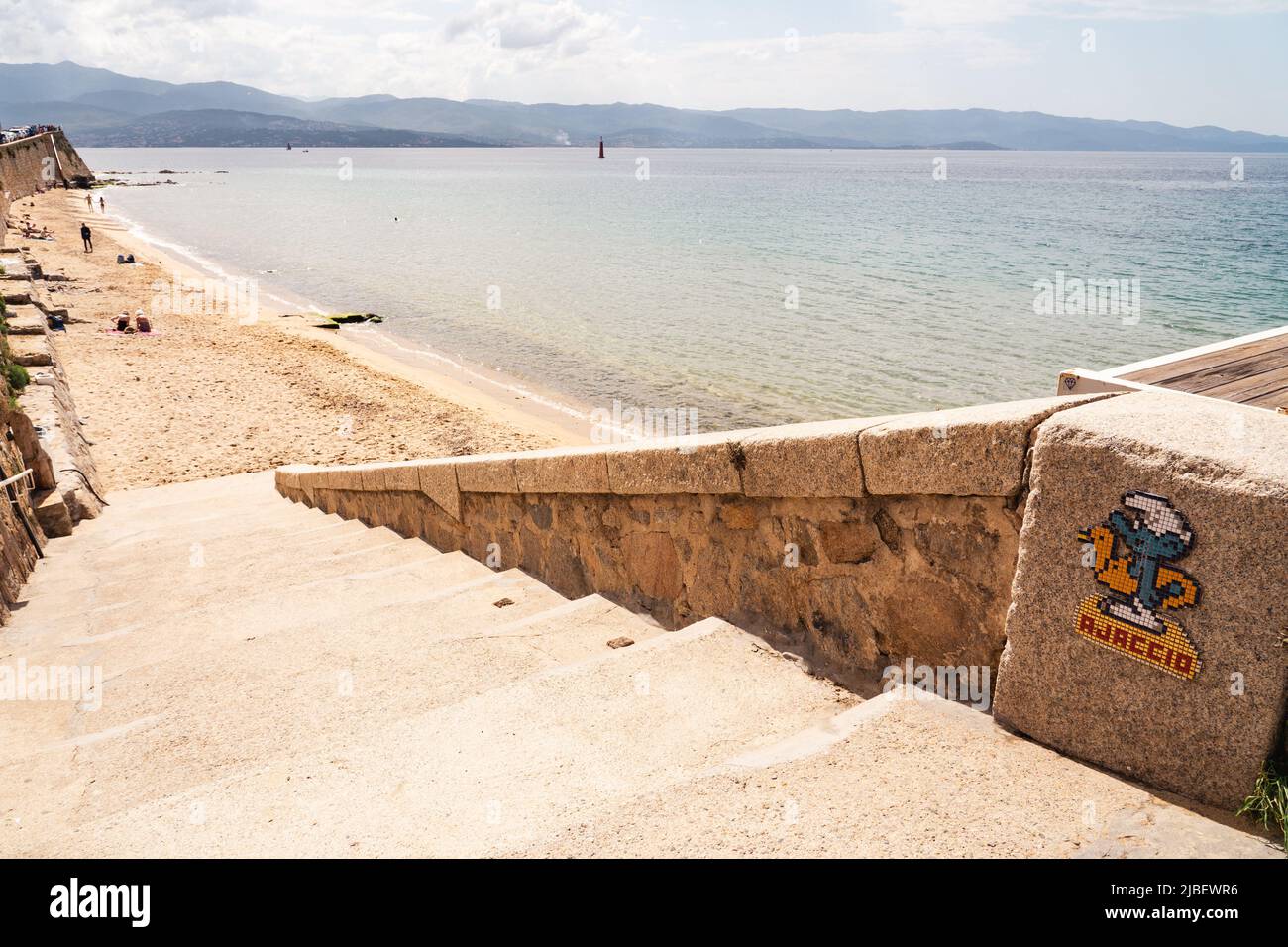 Le scale conducono alla spiaggia di Ajaccio, Corsica Foto Stock