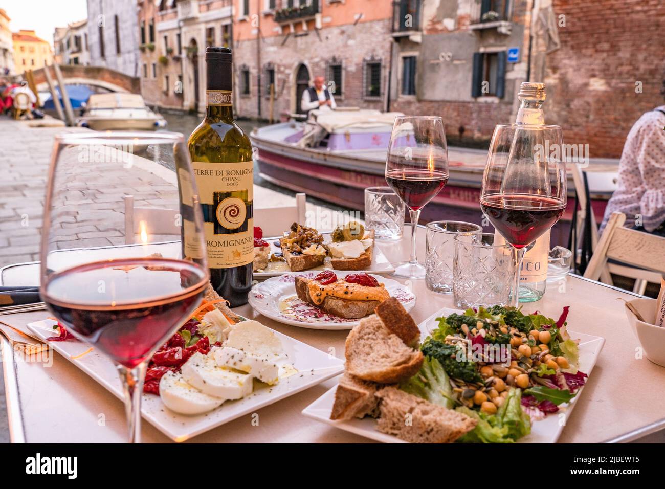 Gustate vino e cibo in un bar all'aperto a Venezia, Italia Foto Stock