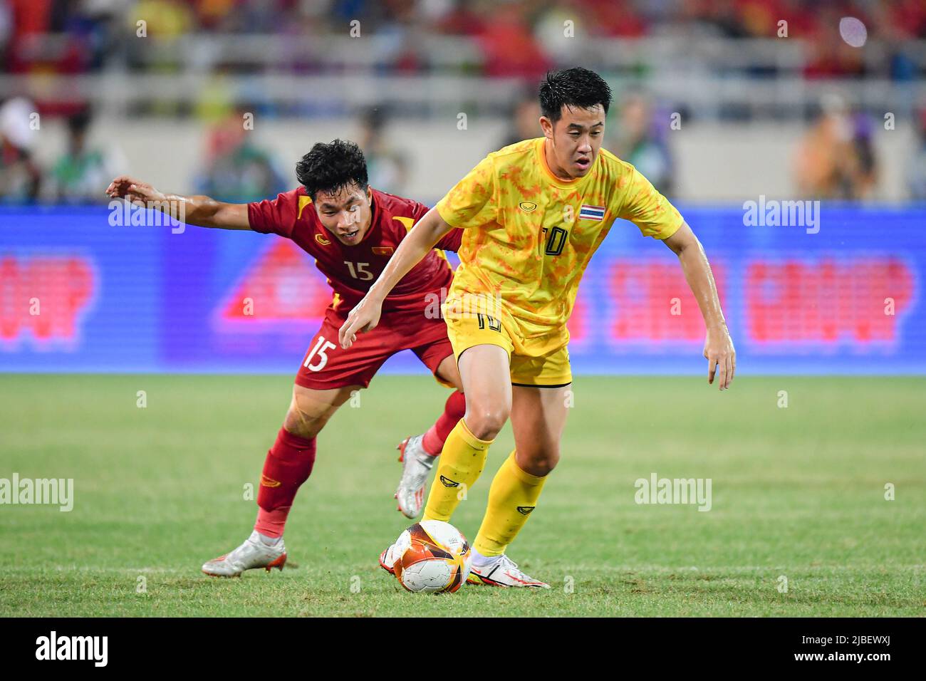 Worachit Kanitsribampen (R) della Thailandia e Den Huynh Cong (L) del Vietnam in azione durante la partita Sea Games 2022 tra Thailandia e Vietnam al My Dinh National Stadium. Punteggio finale; Thailandia 0:1 Vietnam. Foto Stock