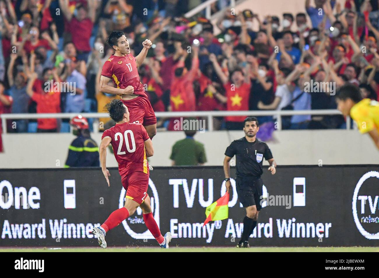 Dung Nham Manh (No.17) del Vietnam celebra dopo aver segnato un gol durante la partita Sea Games 2022 tra Thailandia e Vietnam al My Dinh National Stadium. Punteggio finale; Thailandia 0:1 Vietnam. Foto Stock