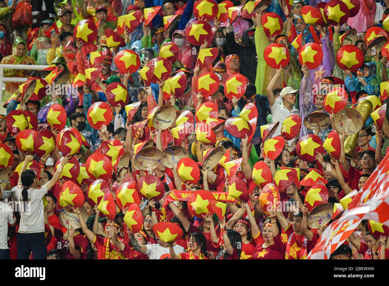 I tifosi del Vietnam hanno visto il loro coraggio durante la partita Sea Games 2022 tra Thailandia e Vietnam allo Stadio Nazionale My Dinh. Punteggio finale; Thailandia 0:1 Vietnam. Foto Stock