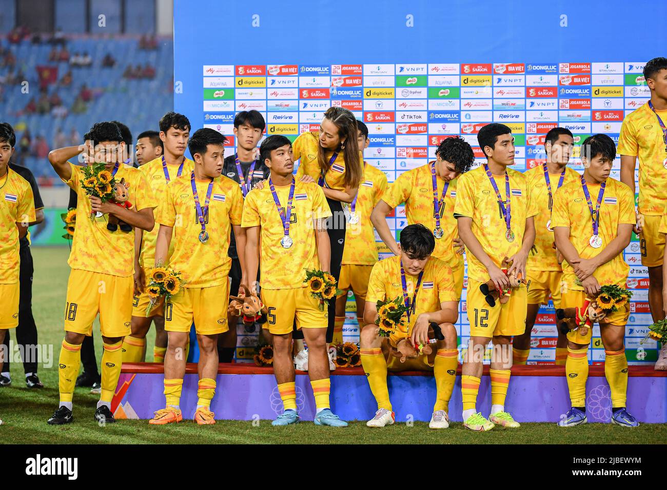 Thailandia Nazionale giocatori visto dopo la partita Sea Games 2022 tra Thailandia e Vietnam al My Dinh National Stadium. Punteggio finale; Thailandia 0:1 Vietnam. Foto Stock