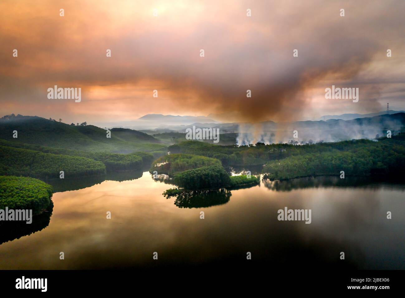 Dawn sul lago Son Tho. Questo lago si trova nel villaggio di Son Tho, città di Son tra, città di Hue. Questo posto dista circa 20 km dal centro della città. Questo è un campo Foto Stock