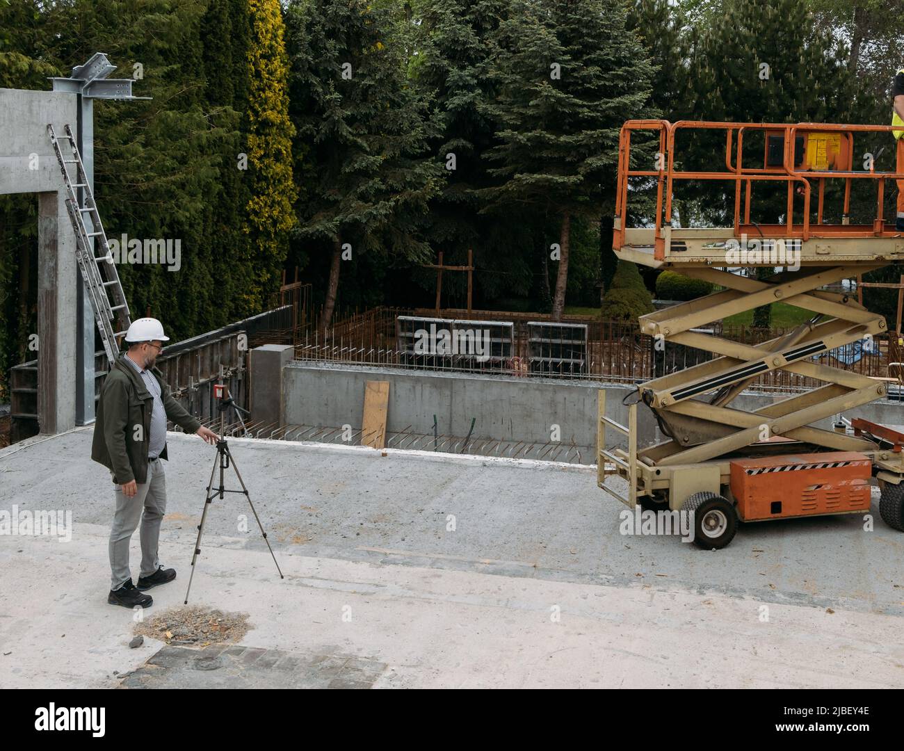 Opere geodetiche. Ingegnere Surveyor che utilizza attrezzature geodetiche in cantiere. Attrezzatura professionale per building. Lavoro come un topografo. Ottico Foto Stock