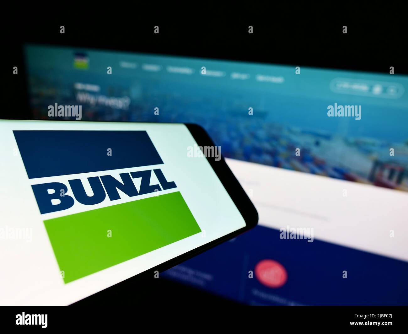 Cellulare con logo della società di distribuzione britannica Bunzl plc sullo schermo di fronte al sito web aziendale. Concentrarsi sul centro del display del telefono. Foto Stock