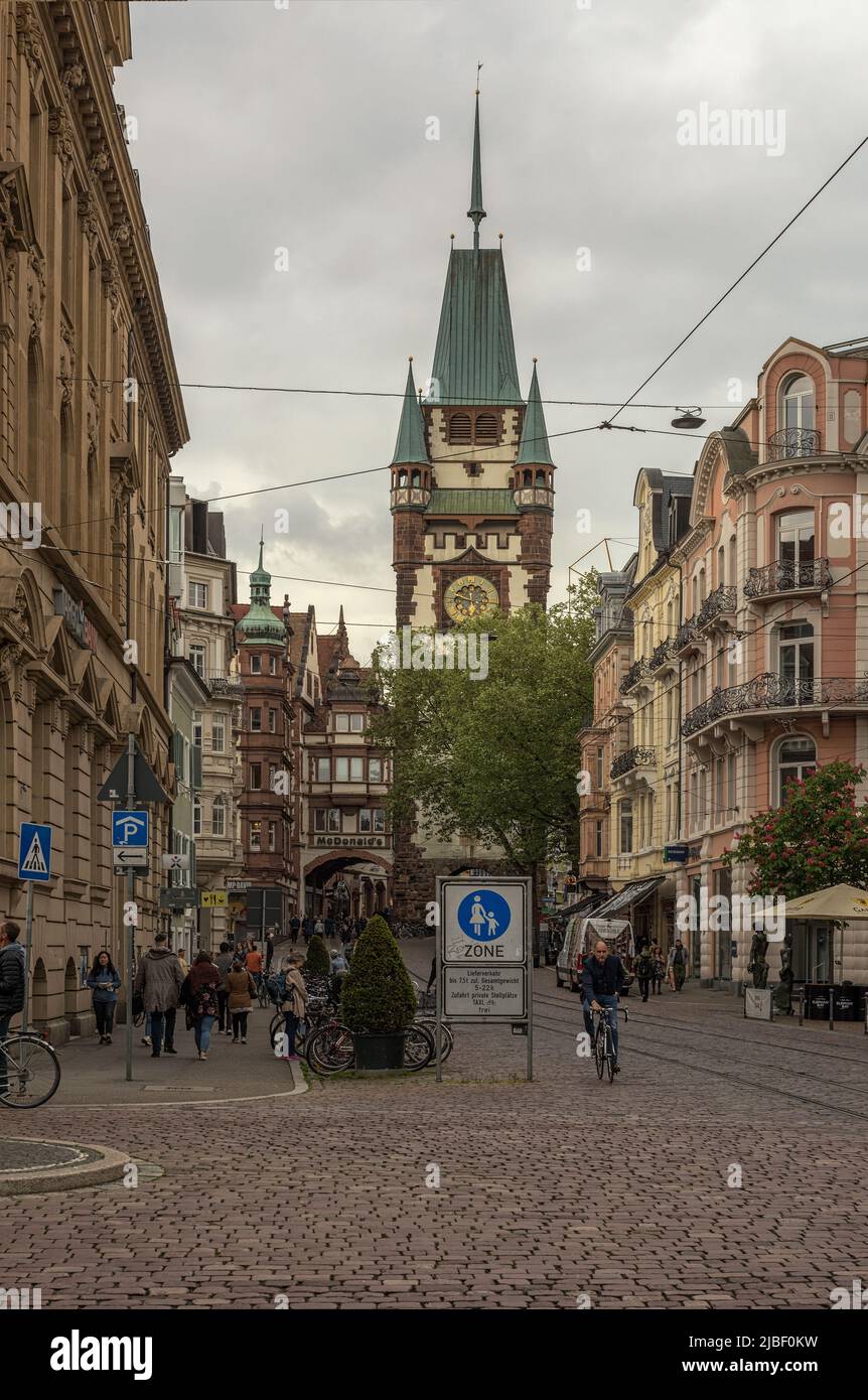 Persone non identificate di fronte al medievale Martins Gate, Friburgo, Germania Foto Stock